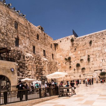 JERUSALEM - Juli 15: Jewish prayers and pilgrims beside Western 